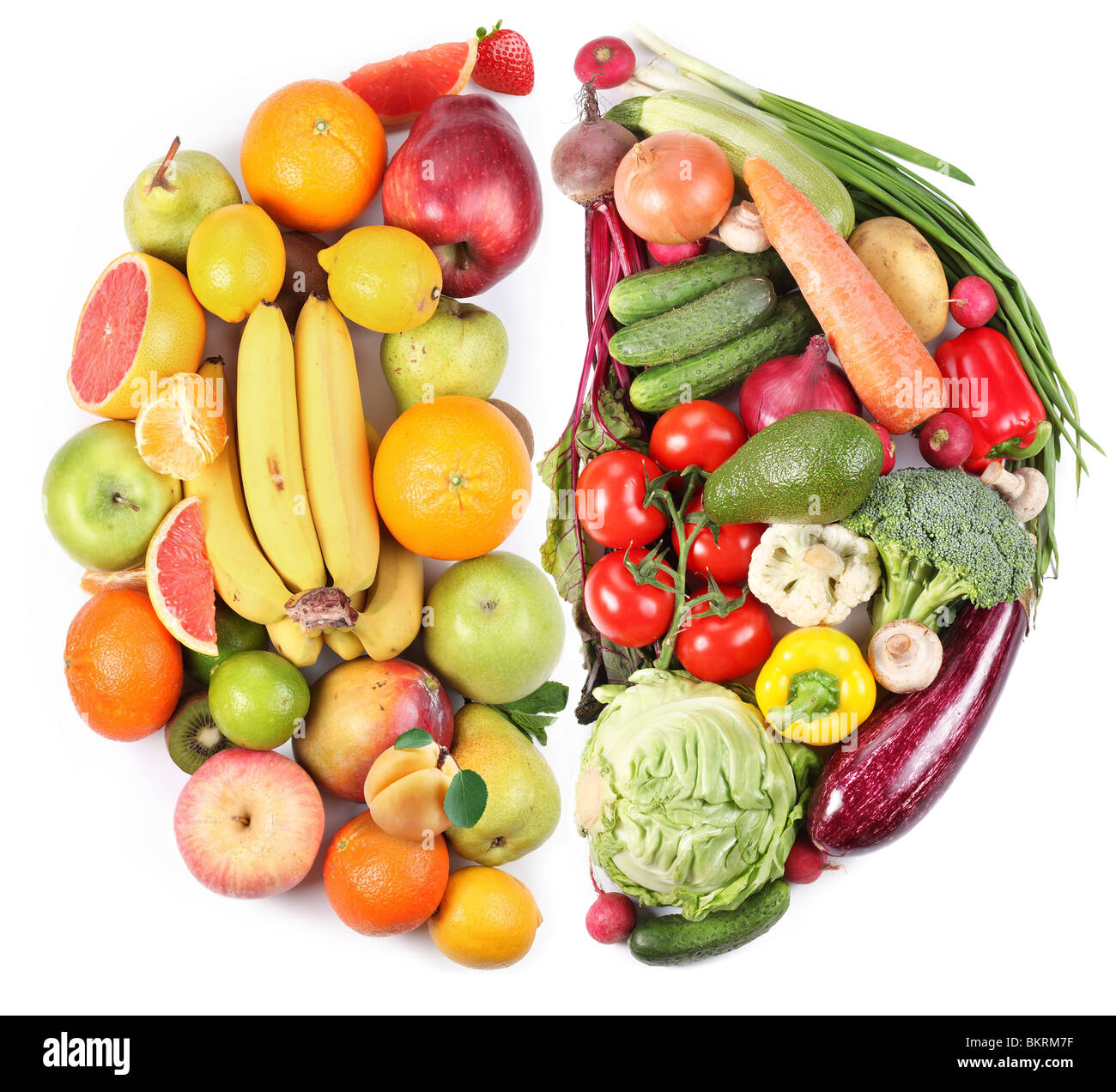 Frutta e verdura in forma di due semi-circoli su sfondo bianco Foto Stock