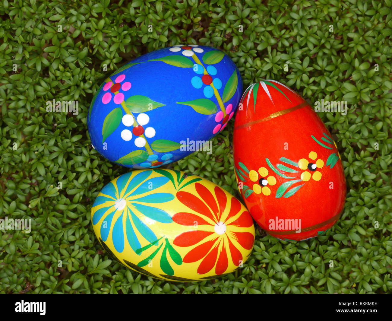 Tre dipinti di uova di pasqua in posa di crescione shot dal di sopra Foto Stock