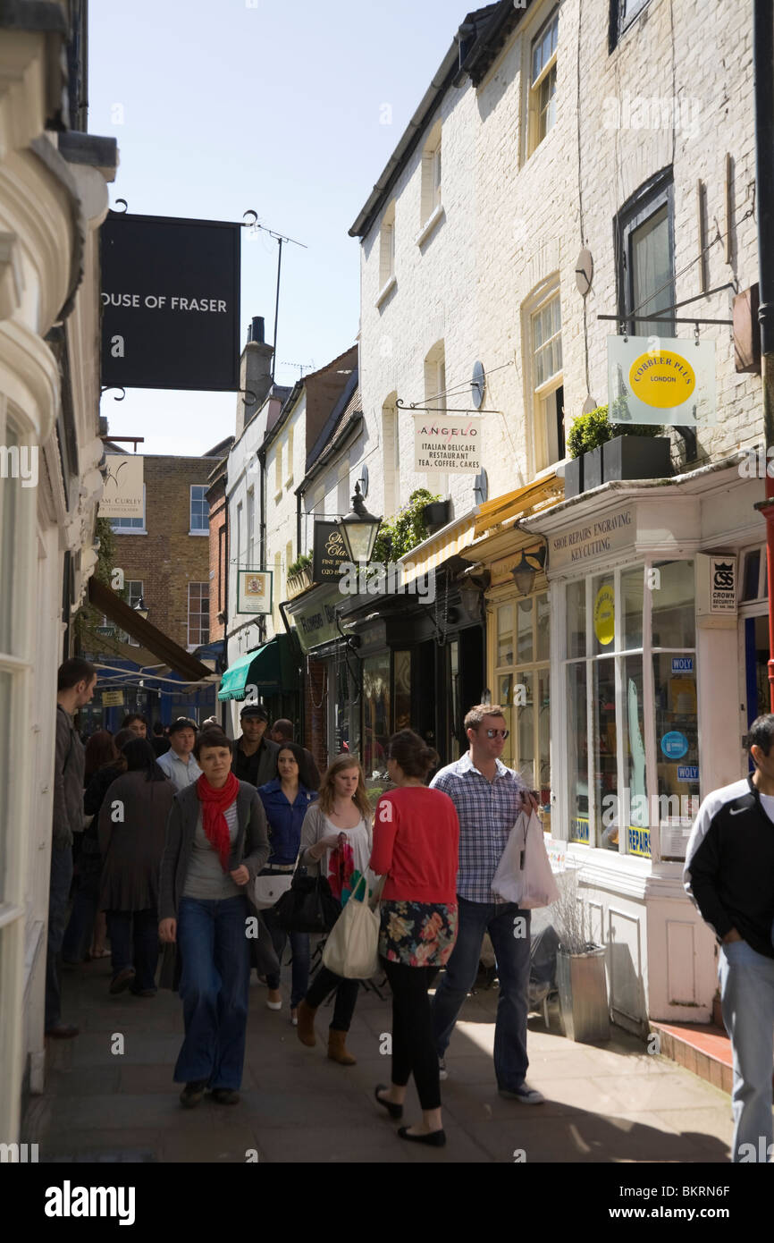 Corte lastricata. Passaggio stretto / via / strada con negozi e caffetterie, a Richmond upon Thames, Surrey. Regno Unito. Foto Stock