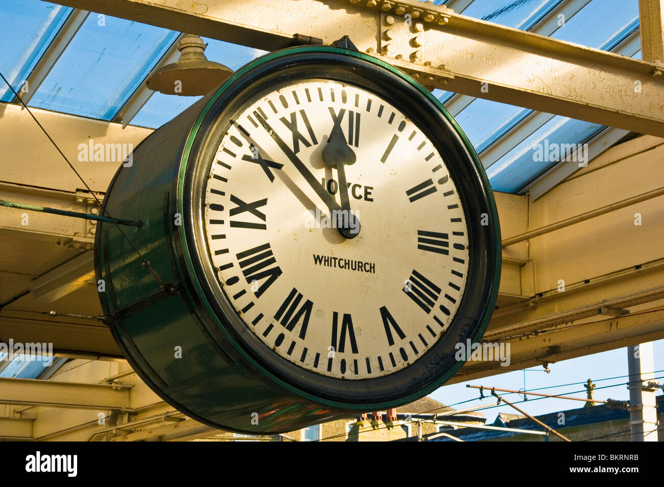 Clock in corrispondenza della stazione ferroviaria a Carnforth, Lancashire, Inghilterra. Le piattaforme e orologio featureed nel film "Il breve incontro' Foto Stock