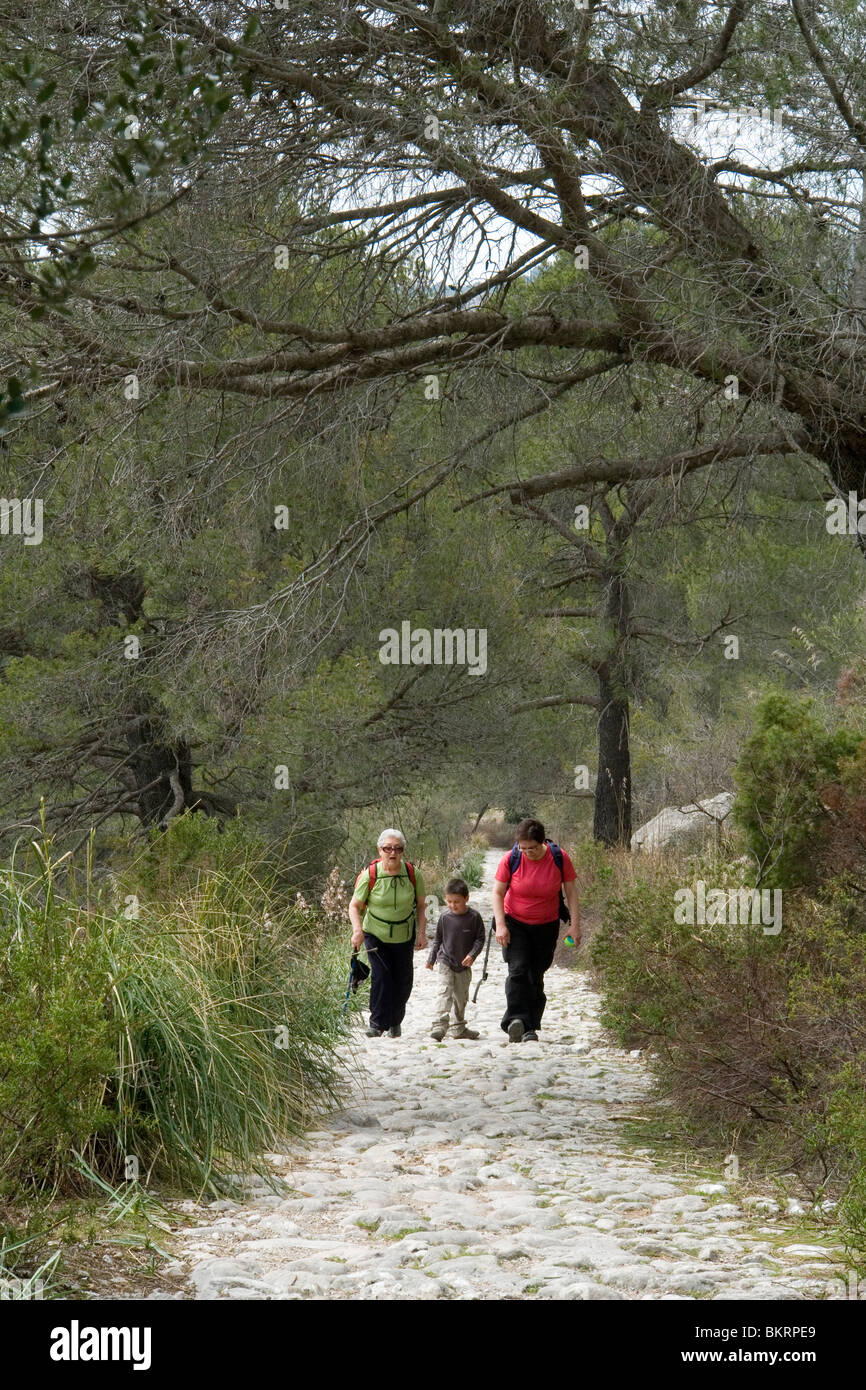 Una famiglia di escursionisti sulla strada per il medievale Monastero di Lluc (La Maiorca). Une famille de randonneurs sur le chemin de Lluc. Foto Stock