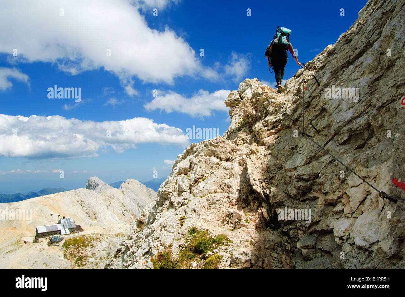La salita ripida sulla cresta sopra il Rifugio alta del dom del Tricorno na Kredarici, su 2864m Triglav nelle Alpi Giulie, Slovenia Foto Stock