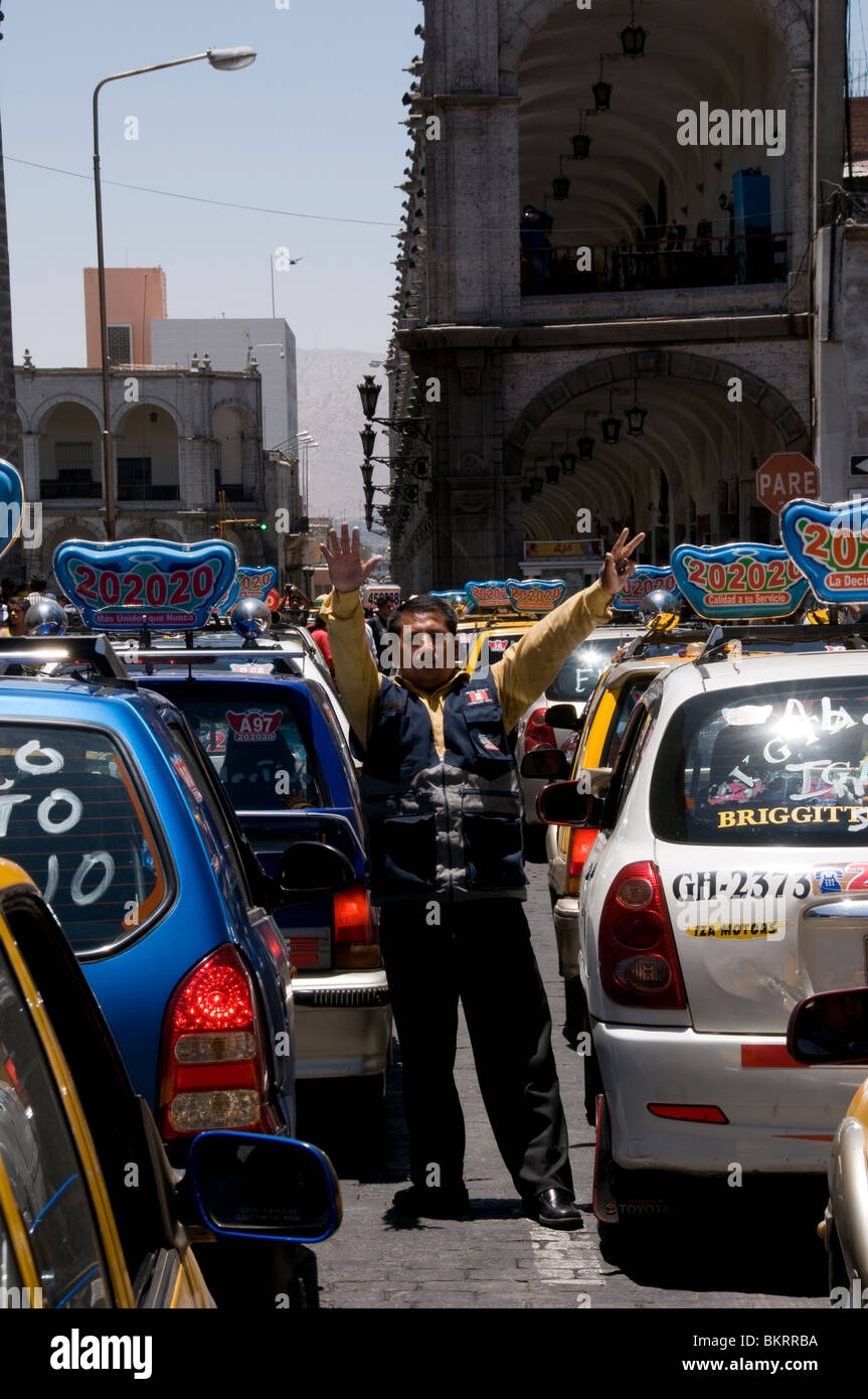 La protesta di strada in Arequipa, Perù, da conducenti di taxi oltre il crescente costo della benzina Foto Stock
