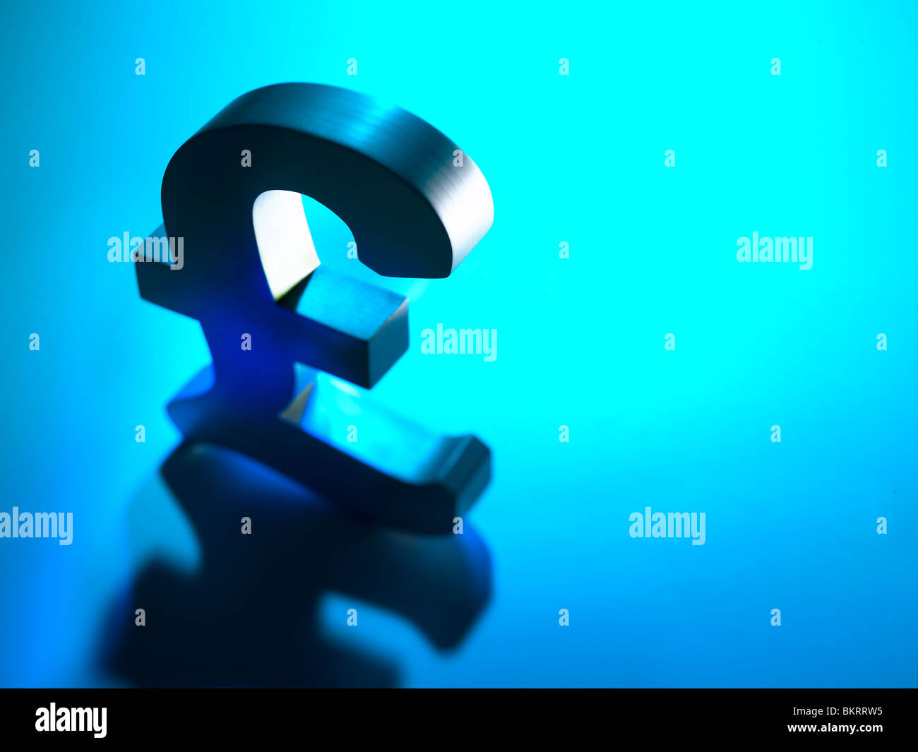 Il segno del cancelletto acceso su uno sfondo blu Foto Stock