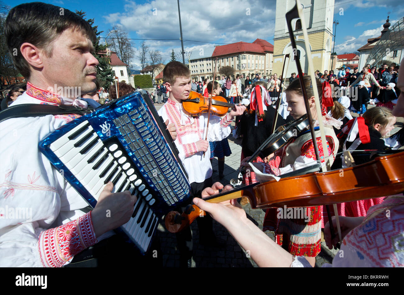 La Slovacchia, Brezno, festival di primavera, gettando 'Morena"nel fiume Hron Foto Stock