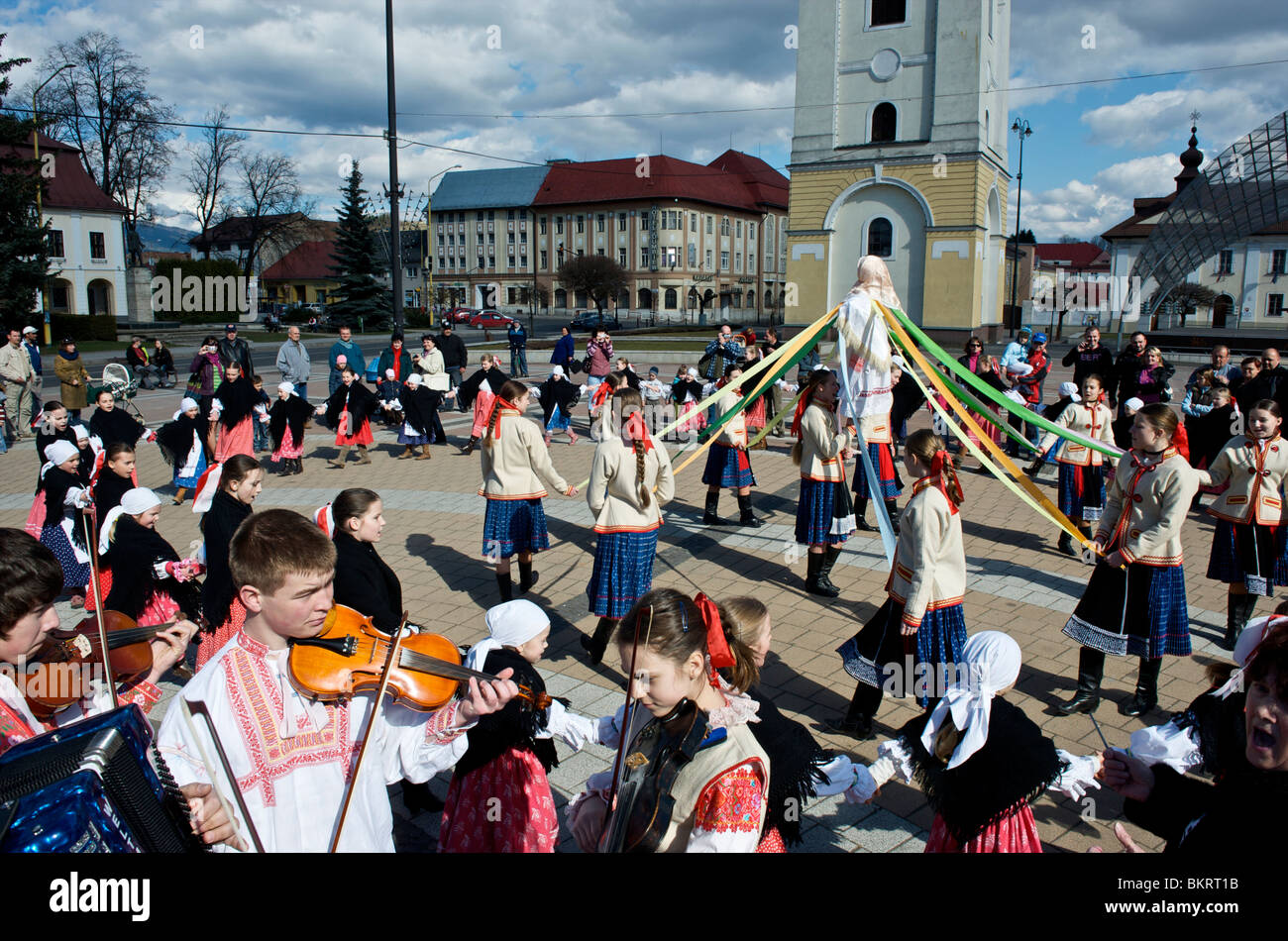 La Slovacchia, Brezno, festival di primavera, gettando 'Morena"nel fiume Hron Foto Stock