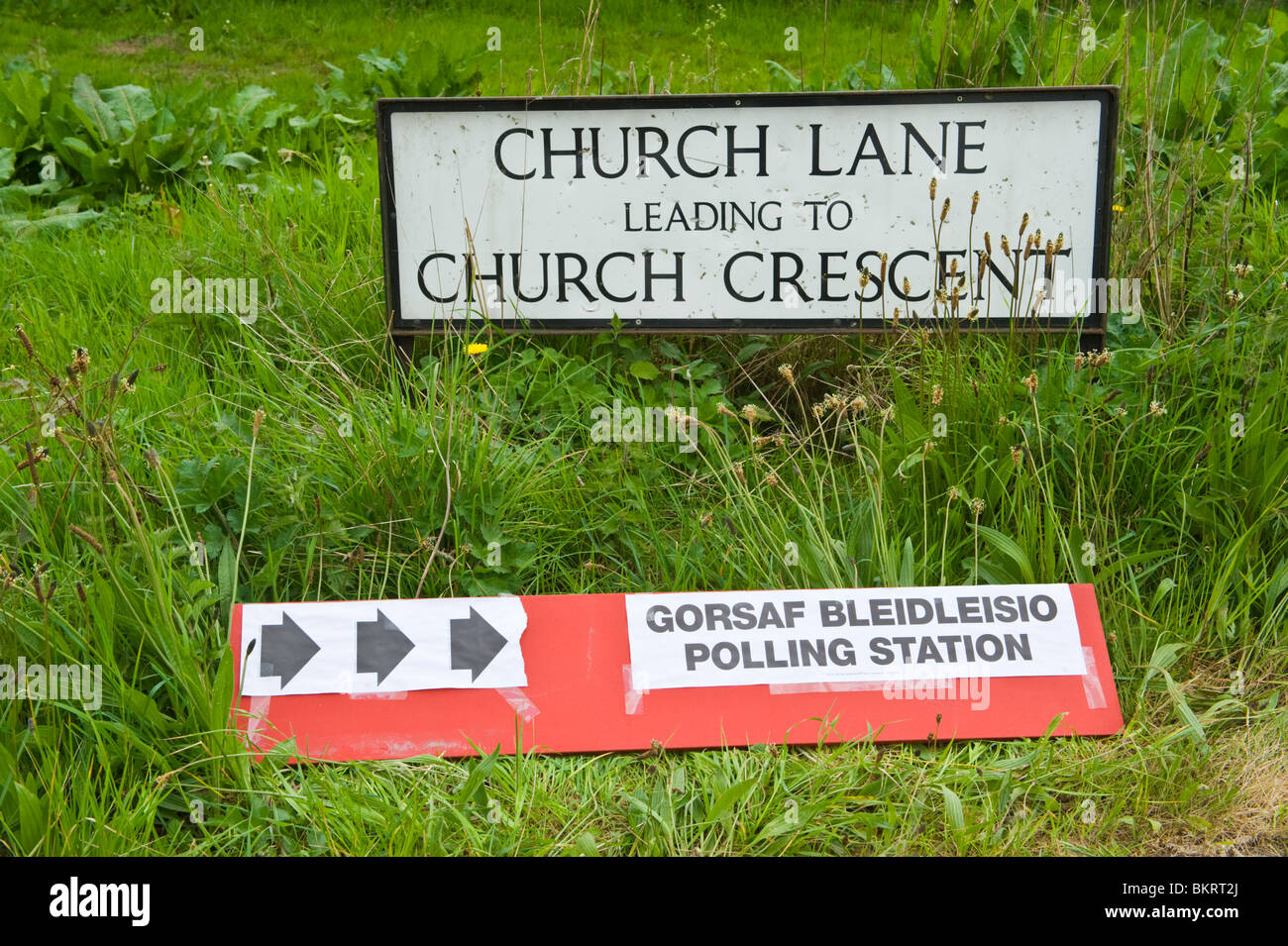 Welsh bilingue Lingua Inglese segno di elezione rurale stazione di polling nel South Wales UK Foto Stock