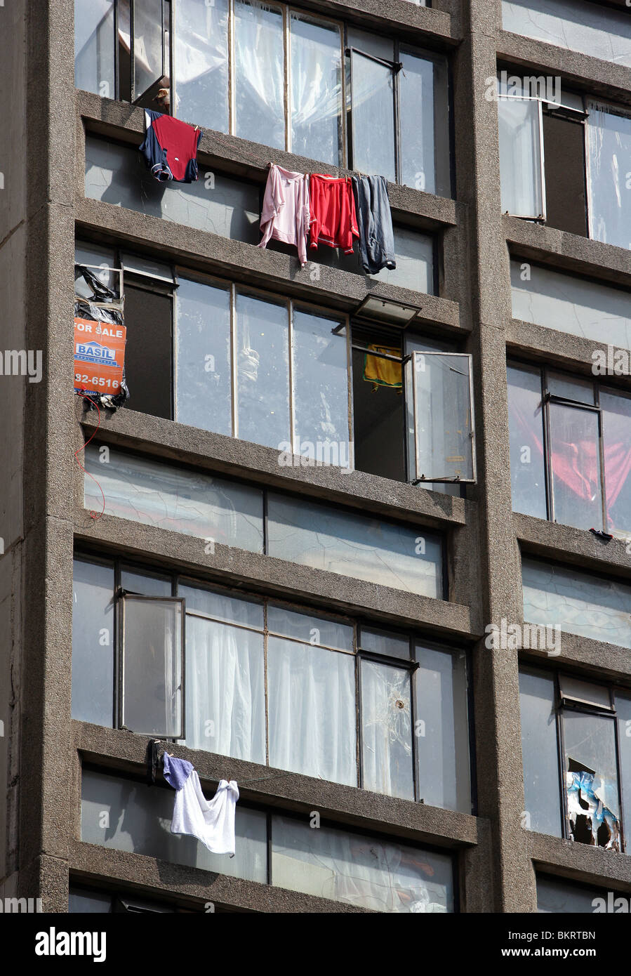 Windows nell'abitazione-case nel quartiere Hillbrow, Johannesburg Foto Stock