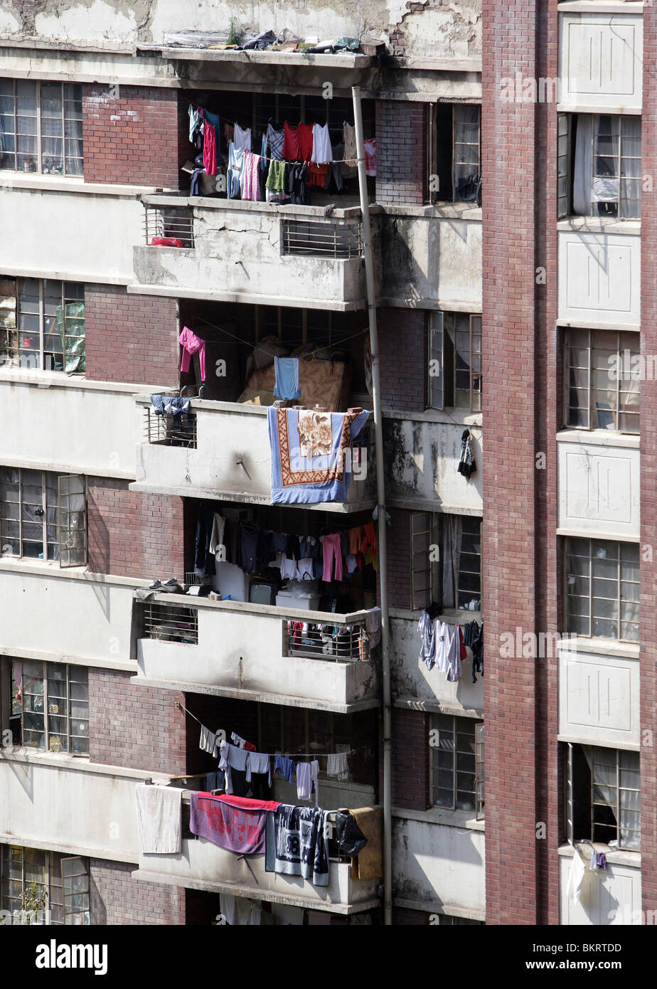 Windows nell'abitazione-case nel quartiere Hillbrow, Johannesburg Foto Stock