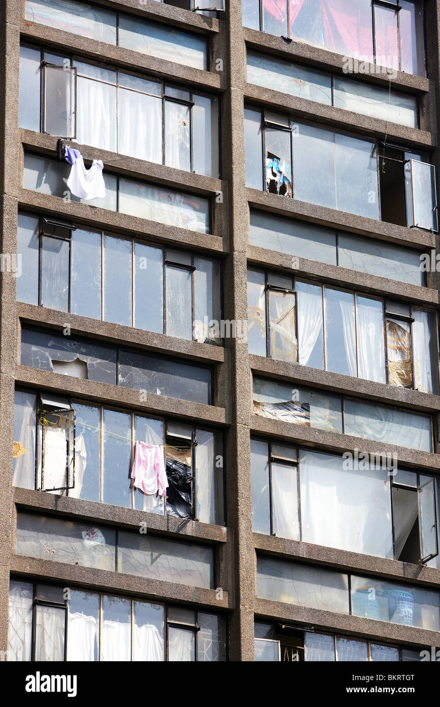 Windows nell'abitazione-case nel quartiere Hillbrow, Johannesburg Foto Stock