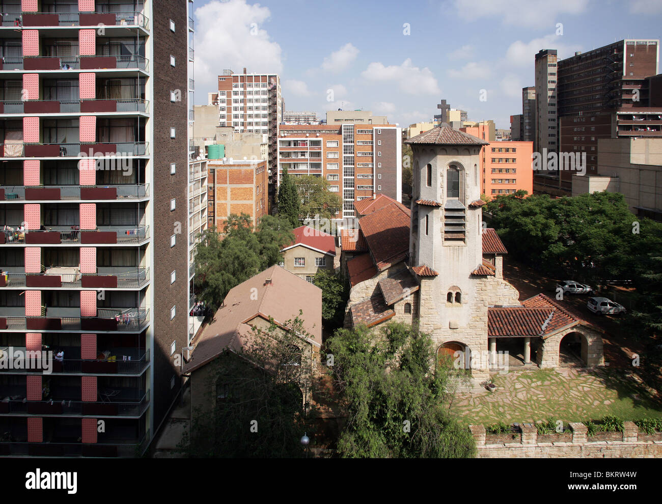 Luterana Chiesa di pace nel mezzo di abitazione-case nel quartiere Hillbrow, Johannesburg, Sud Africa Foto Stock