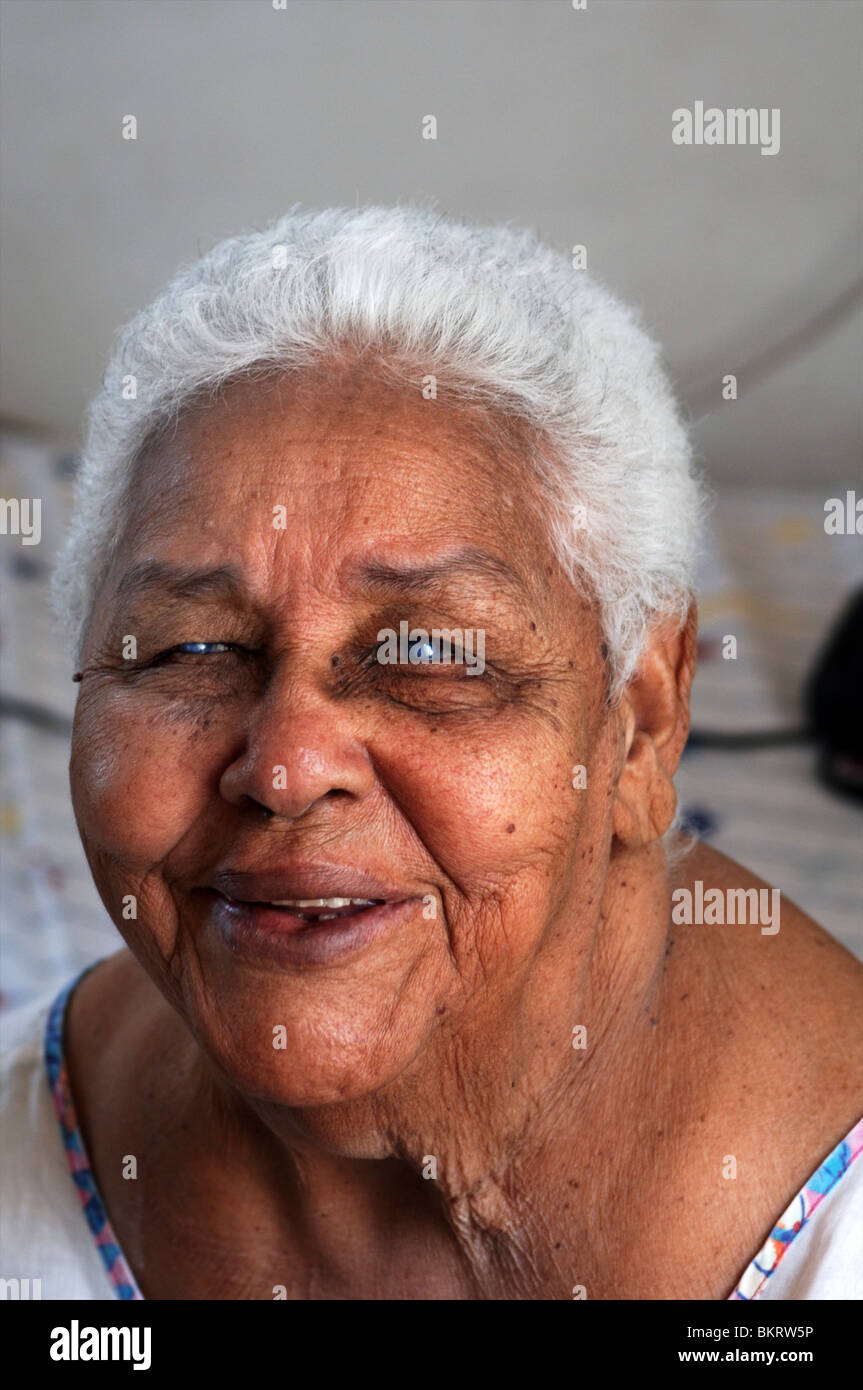 Curacao, ritratto di un cieco le donne anziane che vivono con la figlia Foto Stock