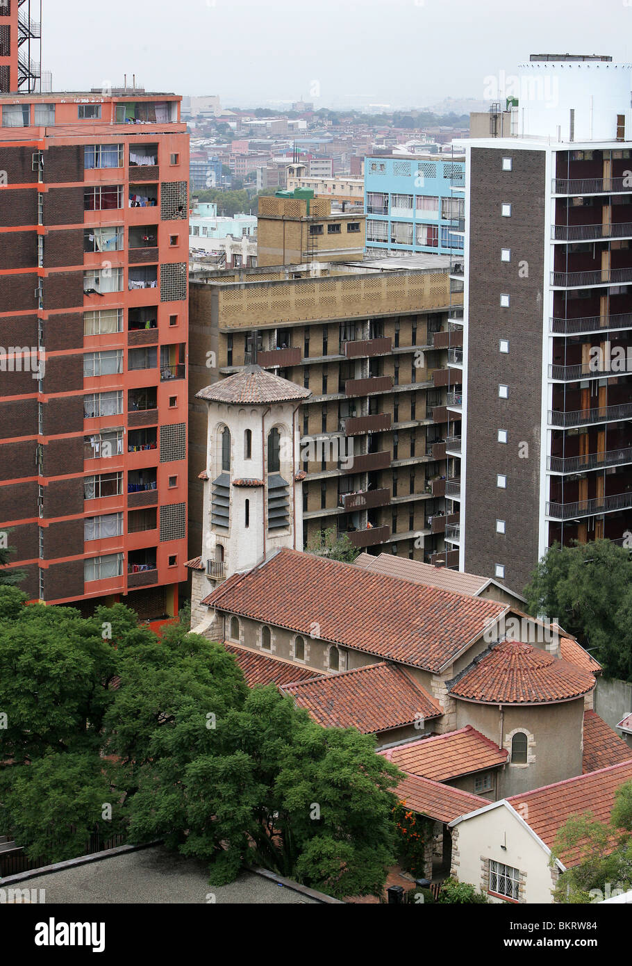 Luterana Chiesa di pace nel mezzo di abitazione-case nel quartiere Hillbrow, Johannesburg, Sud Africa Foto Stock