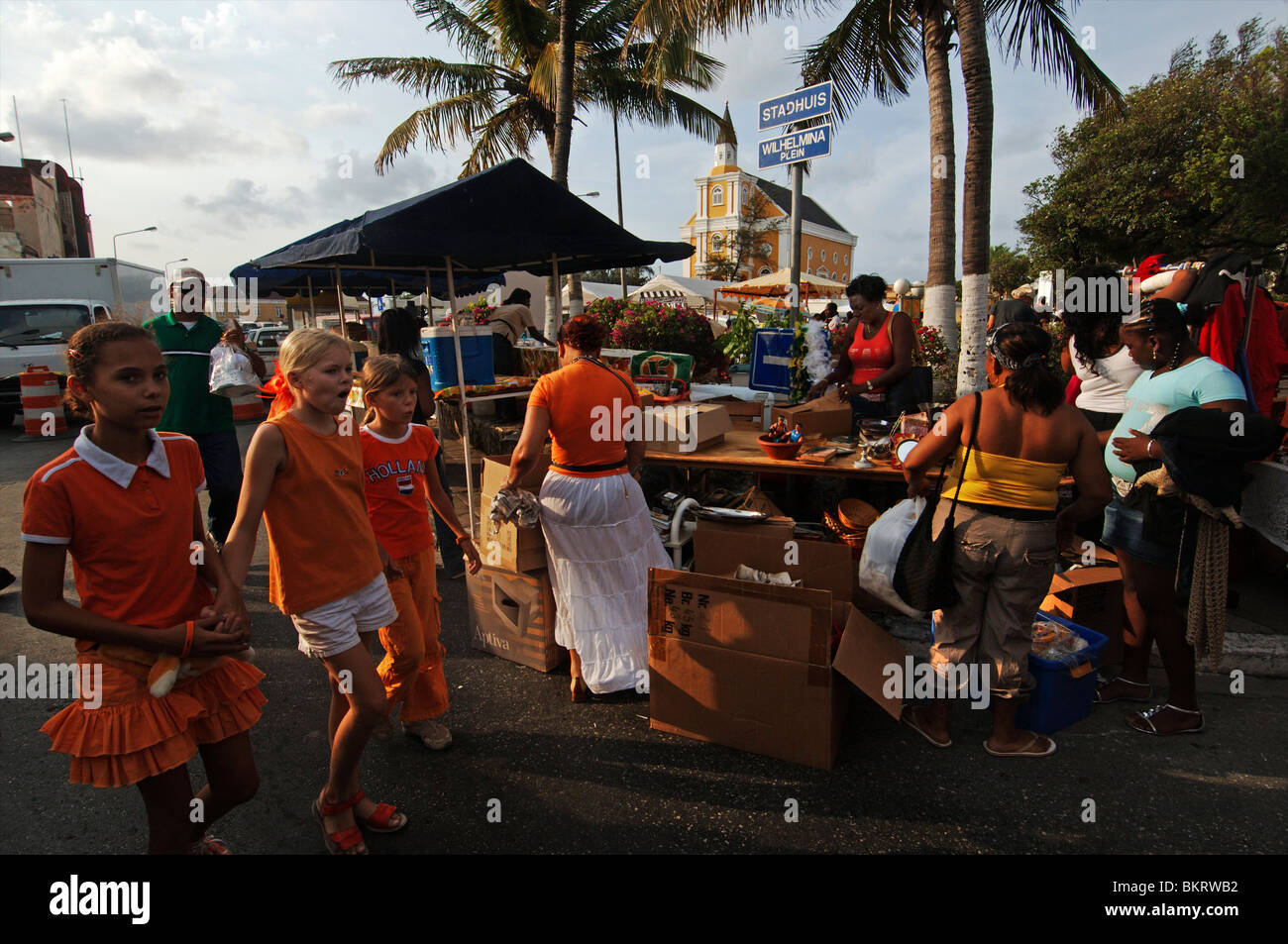 Curacao Willemstad, Queen's Day, i preparativi per il tradizionale mercato libero sul Wilhelminaplein. Foto Stock