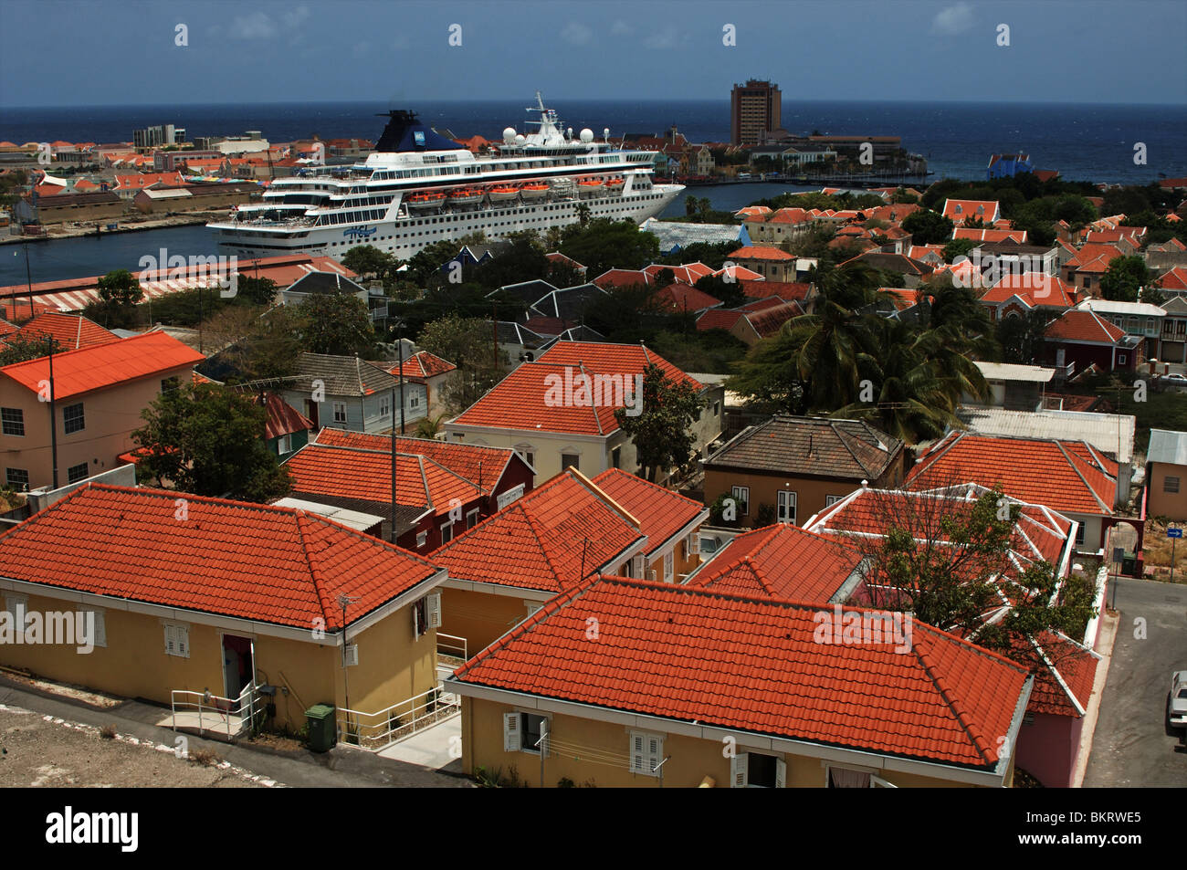 Curacao Willemstad, regina emmabridge, il Waterfront case di Punda sul Handelskade, rivolta verso il Sint Annabaai Foto Stock