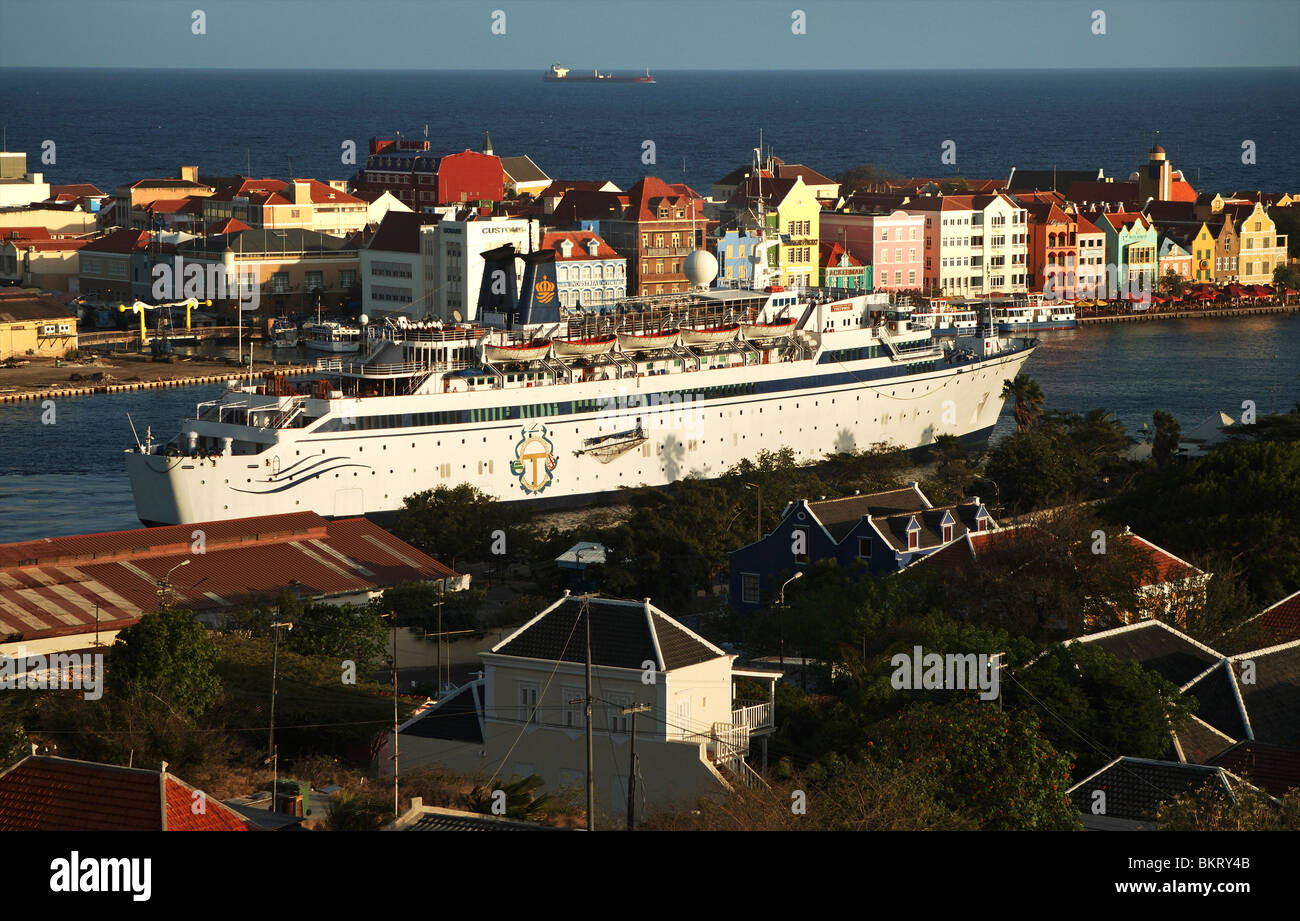 Curacao Willemstad, il Waterfront case di Punda sul Handelskade, rivolta verso il Sint Annabaai Foto Stock