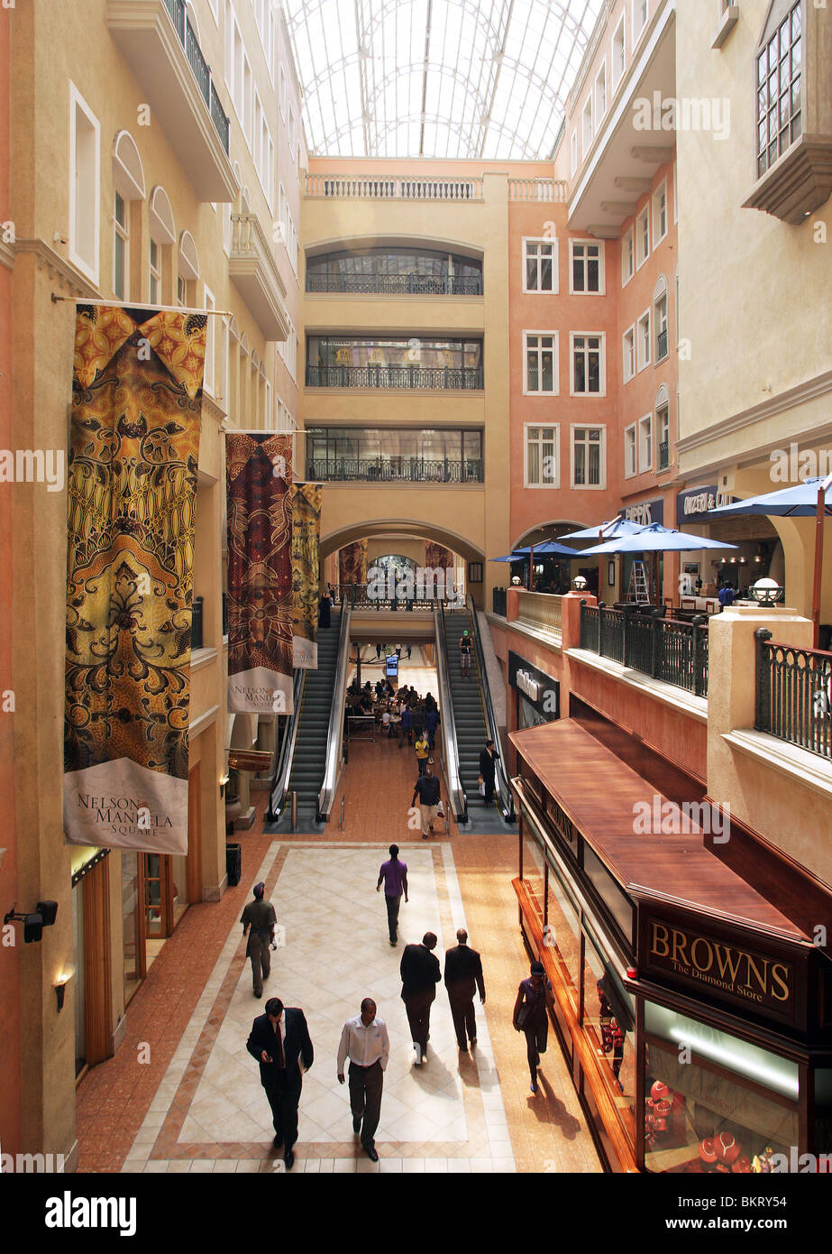 Sandton City Hotel di lusso e il complesso Shopping di Sandton, sobborgo di Johannesburg, Sud Africa Foto Stock