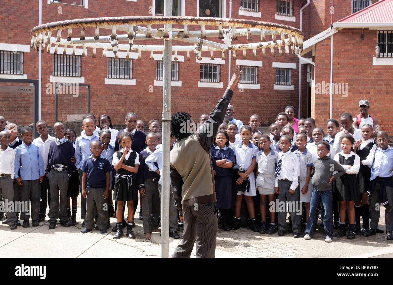 Classe della scuola in una comunità doccia nella corte dell'ex donna del carcere durante tempi apartheit, oggi un museo Foto Stock