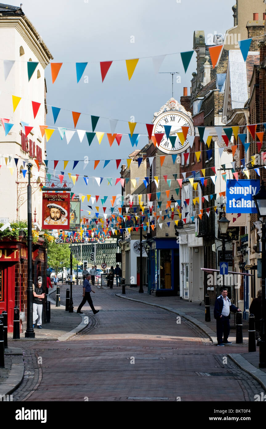 Bunting allungati lungo la High Street in preparazione per l'inizio del Festival spazia in Rochester nel Kent Foto Stock