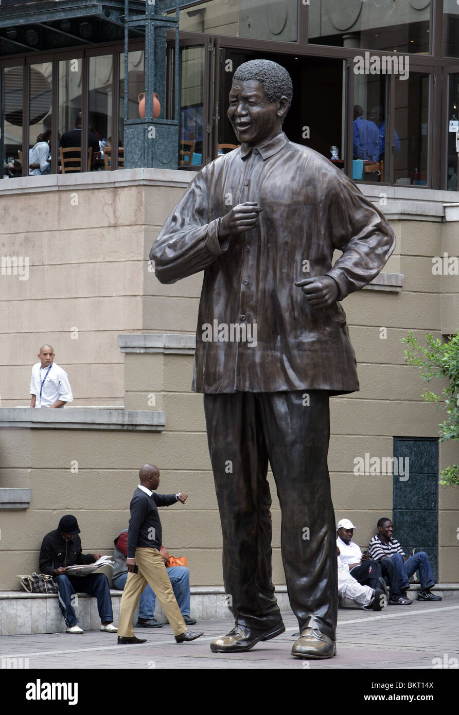Statua di Nelson Mandela a Nelson Mandela Square, Sandton City, Johannesburg, Sud Africa Foto Stock