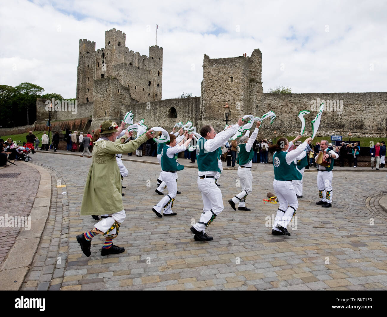 Morris dancing vicino a Rochester Castle presso il Festival spazia in Rochester nel Kent Foto Stock