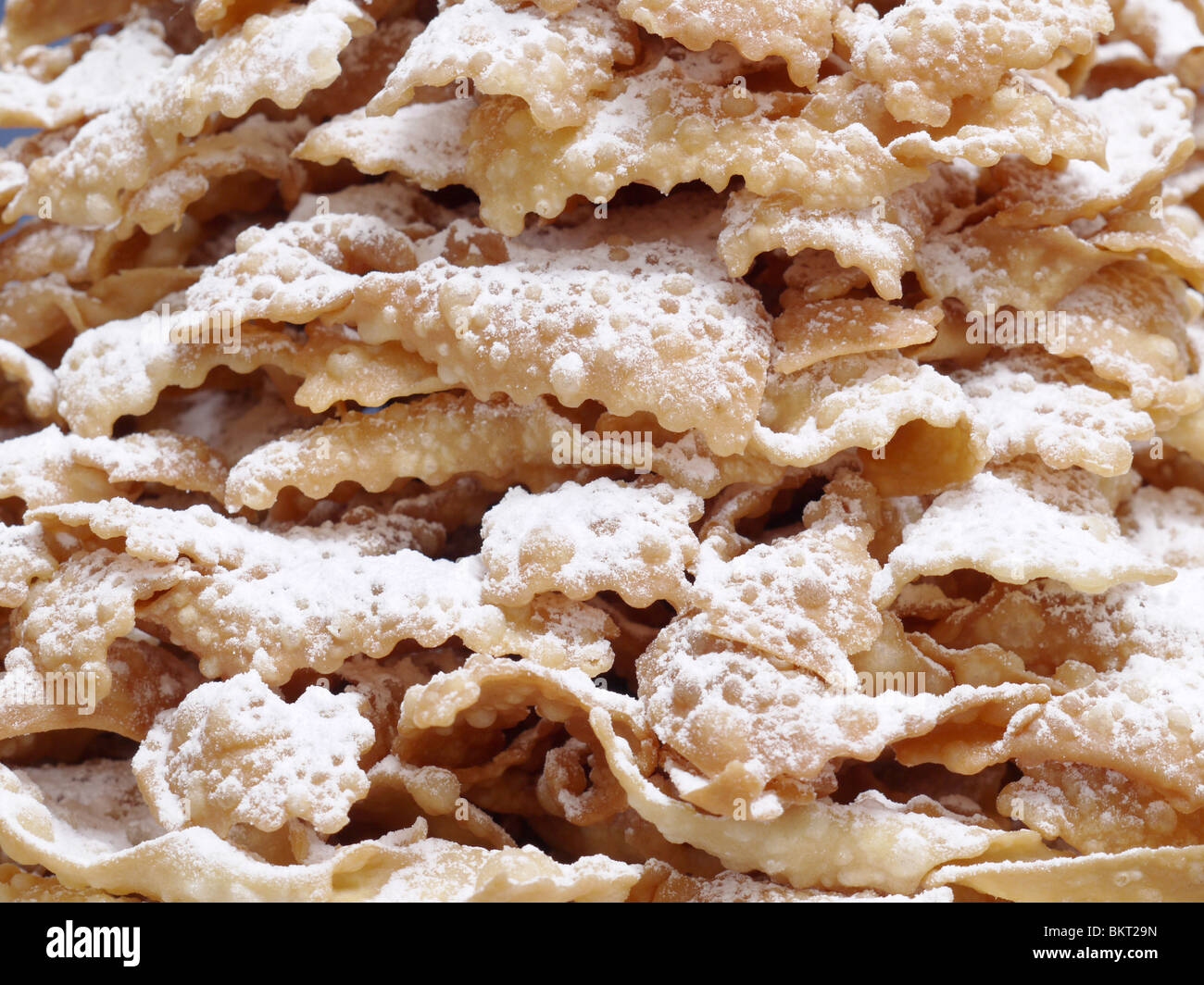 Closeup shot del tradizionale dolce polacco biscotti croccanti chiamato Faworki con lo zucchero semolato Foto Stock