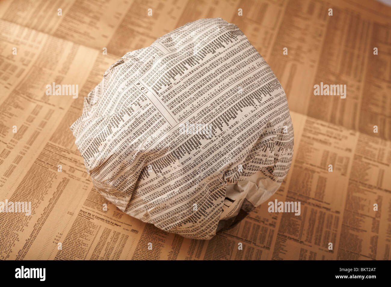 Scrunched up giornale sfera con prezzi di magazzino visibile Foto Stock