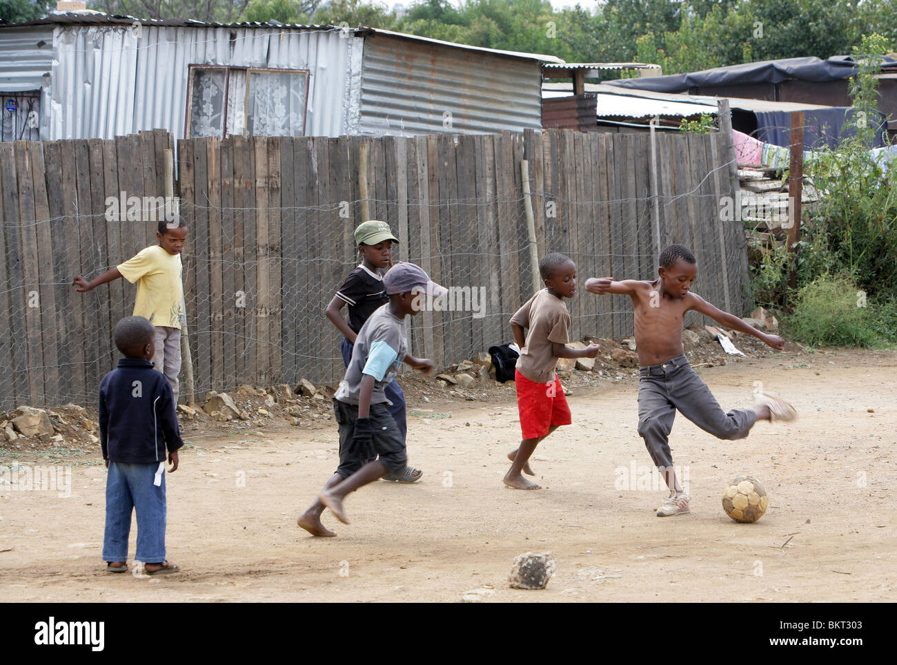 I bambini che giocano a calcio, Township Soweto, Johannesburg, Sud Africa Foto Stock