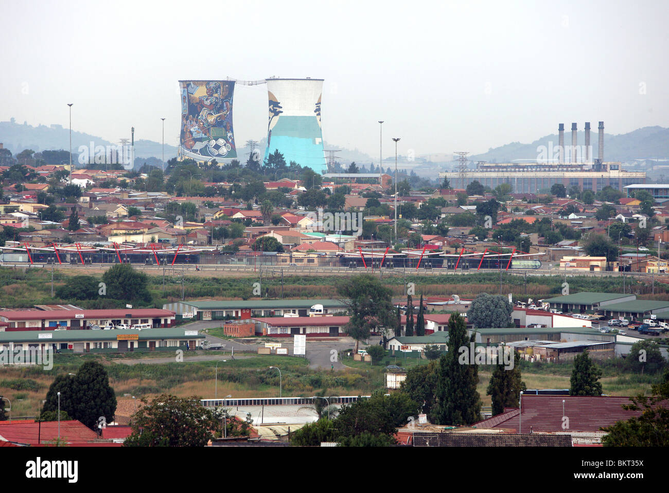 Dipinto di Power Station torre di raffreddamento a Soweto, Johannesburg, Sud Africa Foto Stock