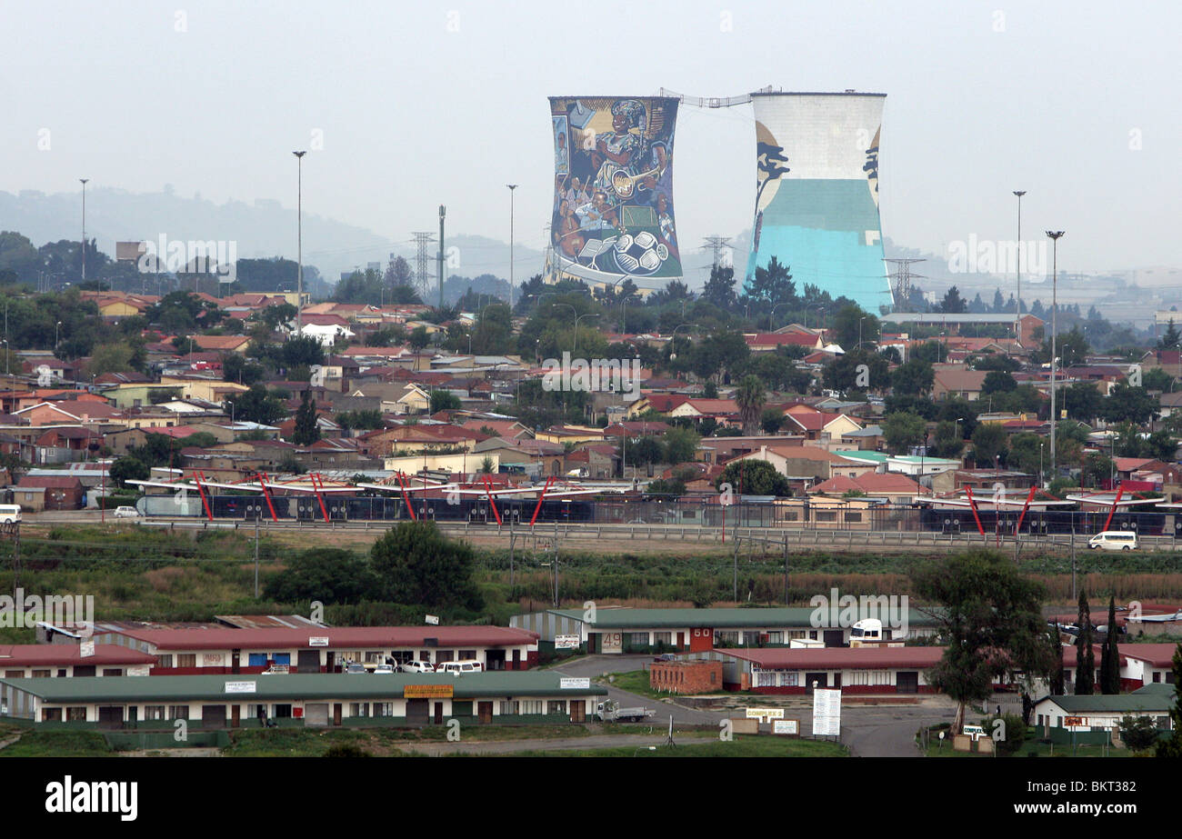 Dipinto di Power Station torre di raffreddamento a Soweto, Johannesburg, Sud Africa Foto Stock