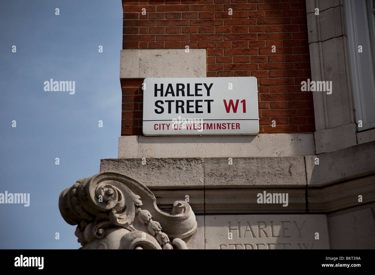 Segno di strada per il famoso Harley Street. Questa strada è meglio conosciuto per la sua privata di medici, Londra. Foto Stock