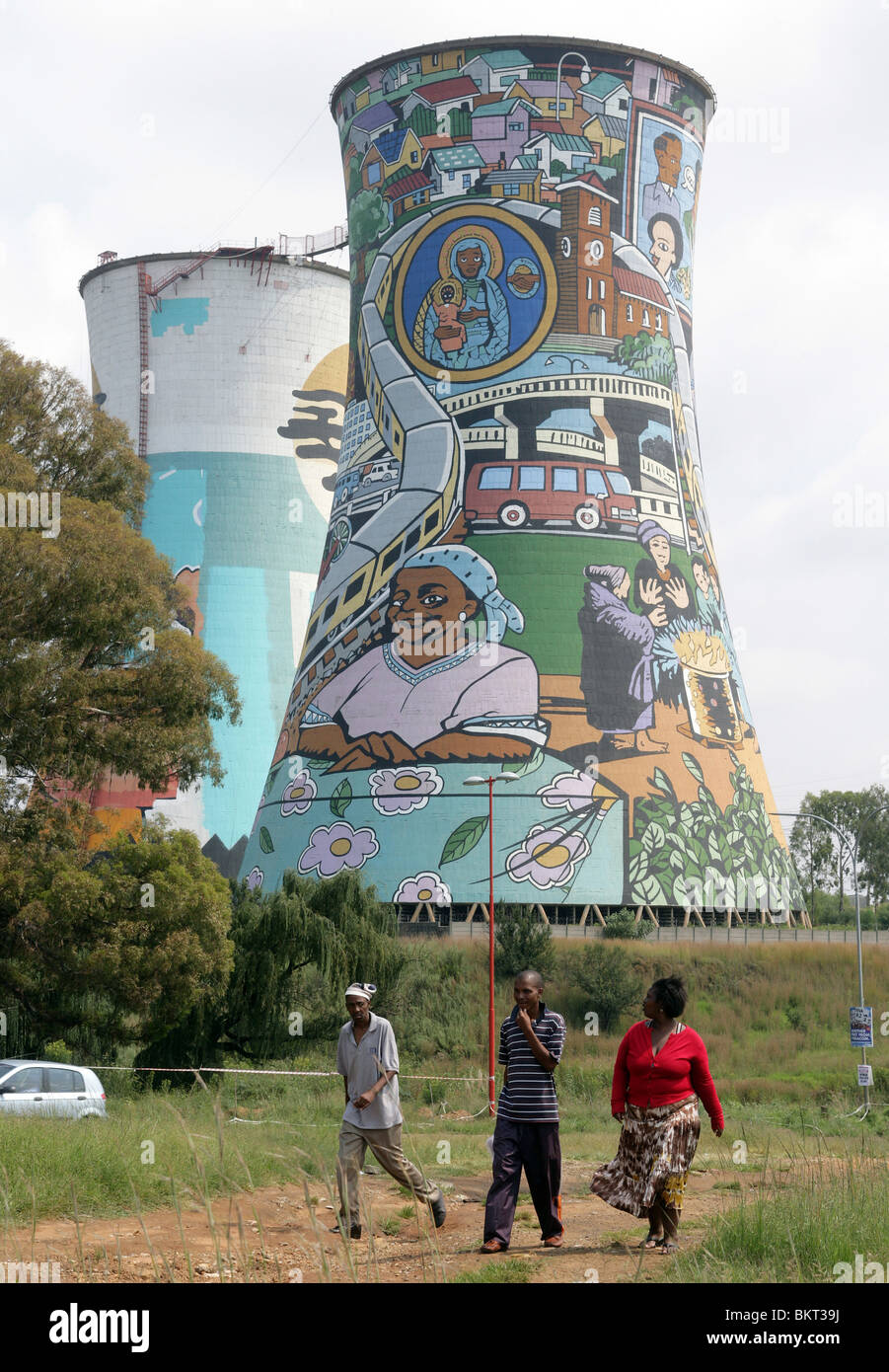 Dipinto di Power Station torre di raffreddamento a Soweto, Johannesburg, Sud Africa Foto Stock
