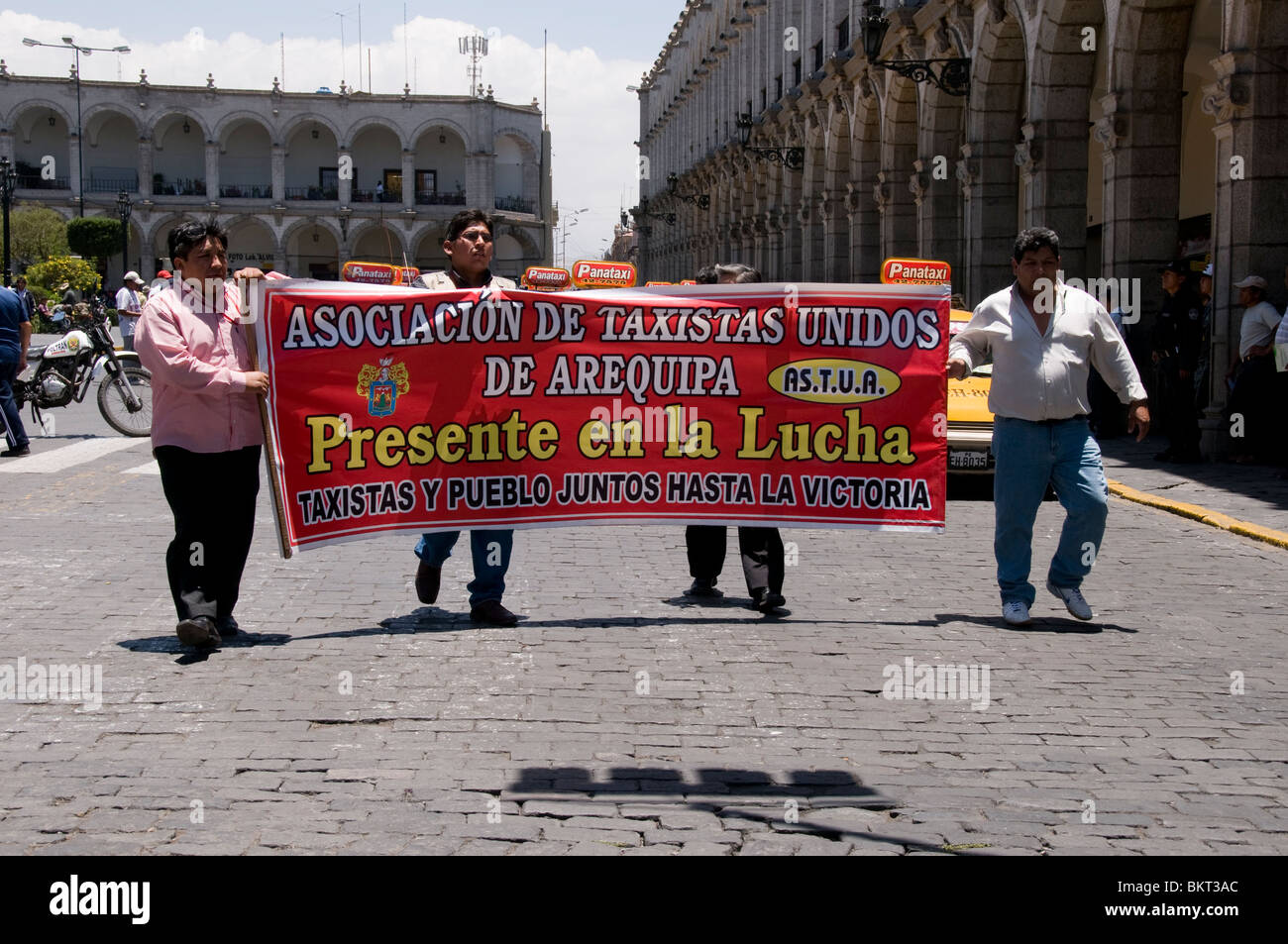 La protesta di strada in Arequipa, Perù, da conducenti di taxi oltre il crescente costo della benzina Foto Stock