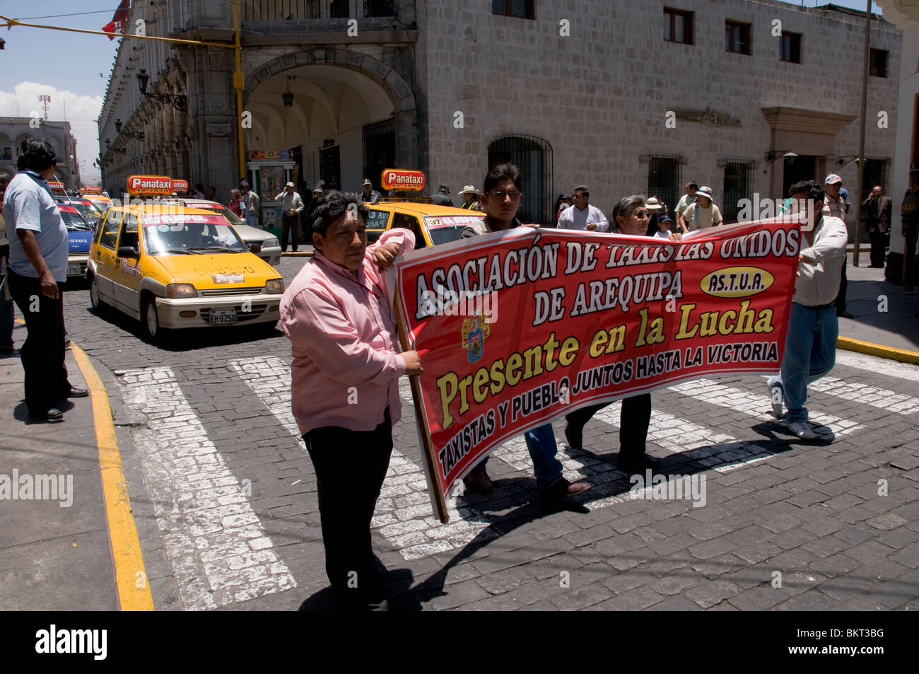 La protesta di strada in Arequipa, Perù, da conducenti di taxi oltre il crescente costo della benzina Foto Stock