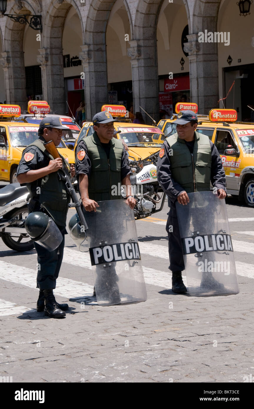 La polizia antisommossa alla protesta di strada in Arequipa, Perù, da conducenti di taxi oltre il crescente costo della benzina Foto Stock