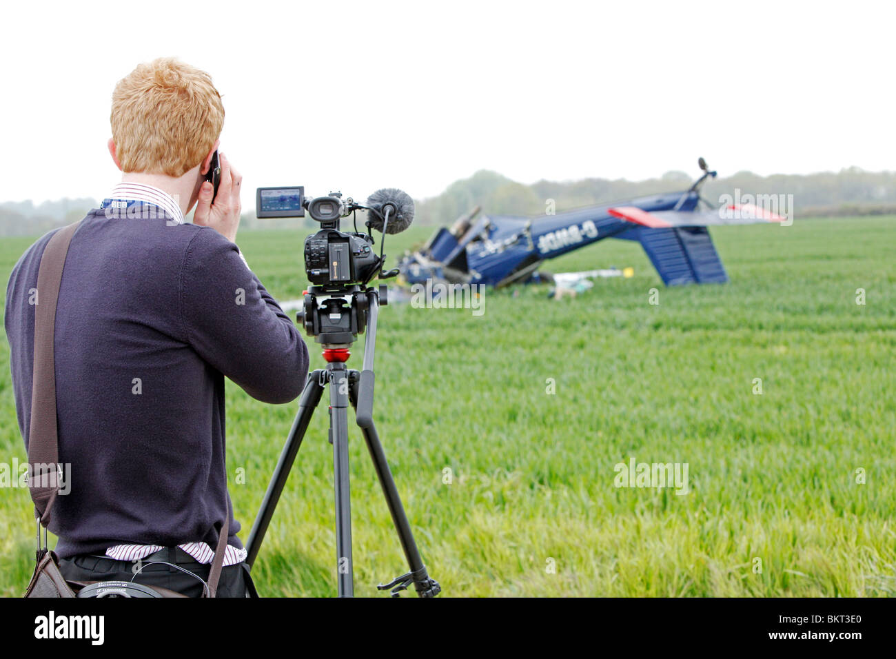 Un TV news fotocamera film uomo un aeromobile leggero crash Foto Stock