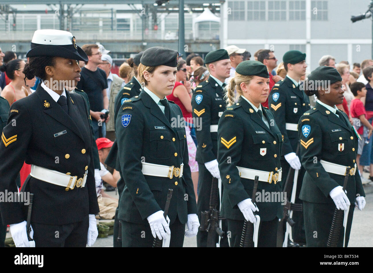 Multiculturale dell'esercito canadese durante una parata di Montreal, Canada Foto Stock