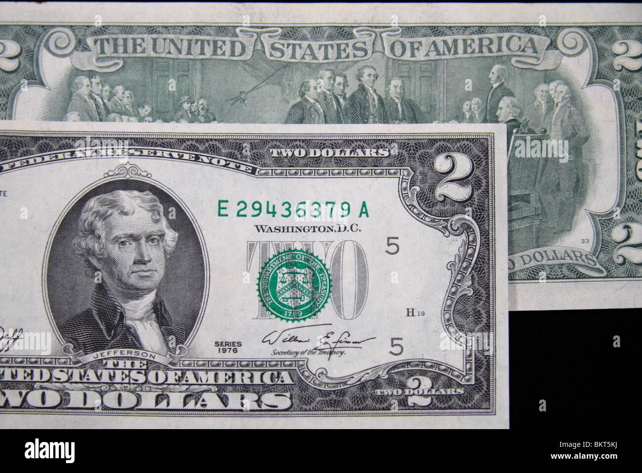 In prossimità dei due US $ 2 bollette (banconote) su uno sfondo nero. Foto Stock