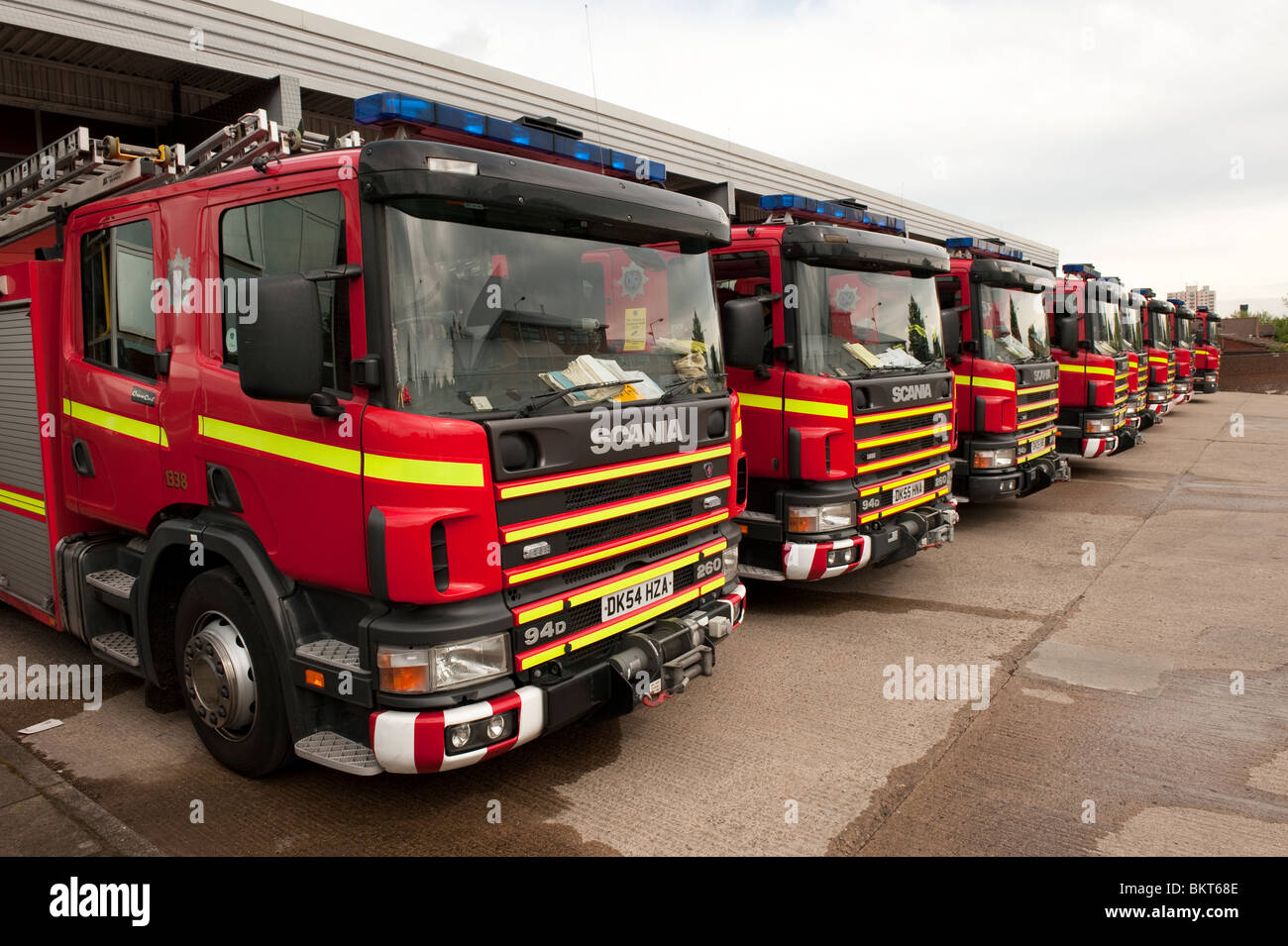 Fila di 8 rosso Scania Motori Antincendio Foto Stock