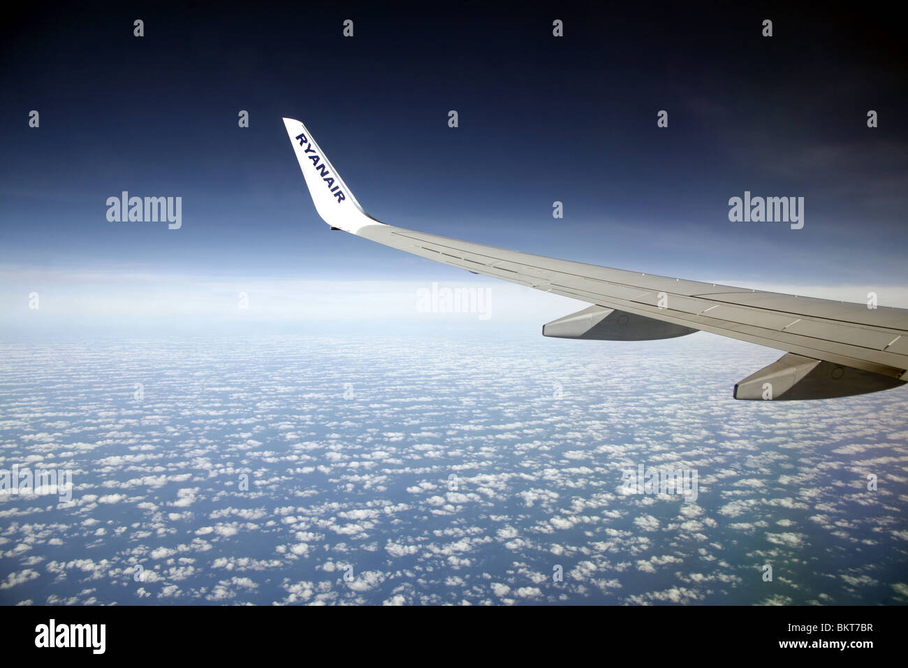 Aereo Ryanair ala volare sopra le nuvole e cielo blu Foto Stock