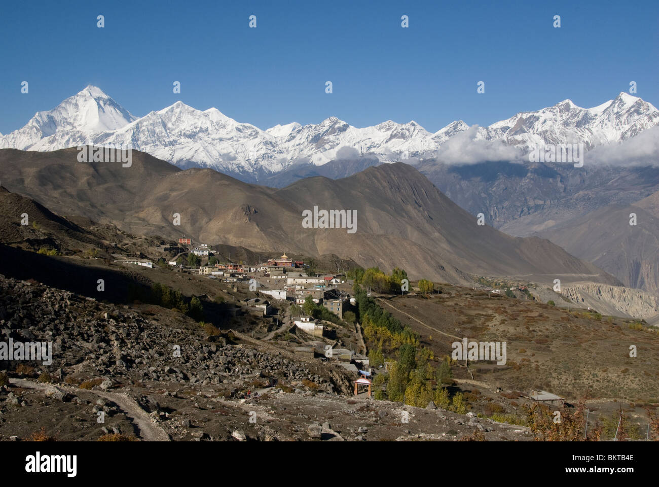 Muktinath, Circuito di Annapurna, Mustang District, Nepal, Dhaulaghiri montagne in distanza Foto Stock