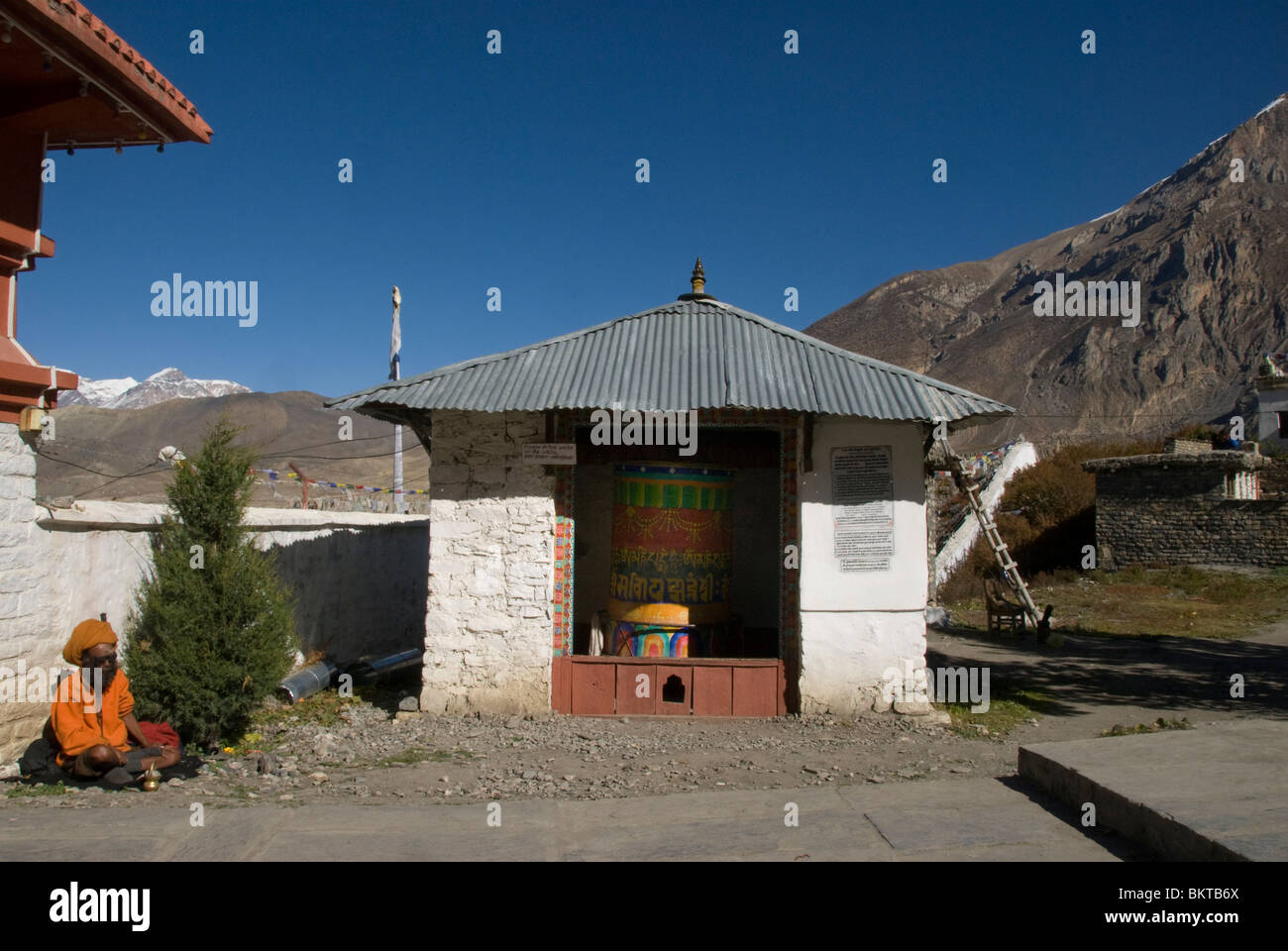 Ruota di preghiera nei Giardini del tempio di Muktinath, Mustang distretto, Circuito di Annapurna, Nepal, Foto Stock