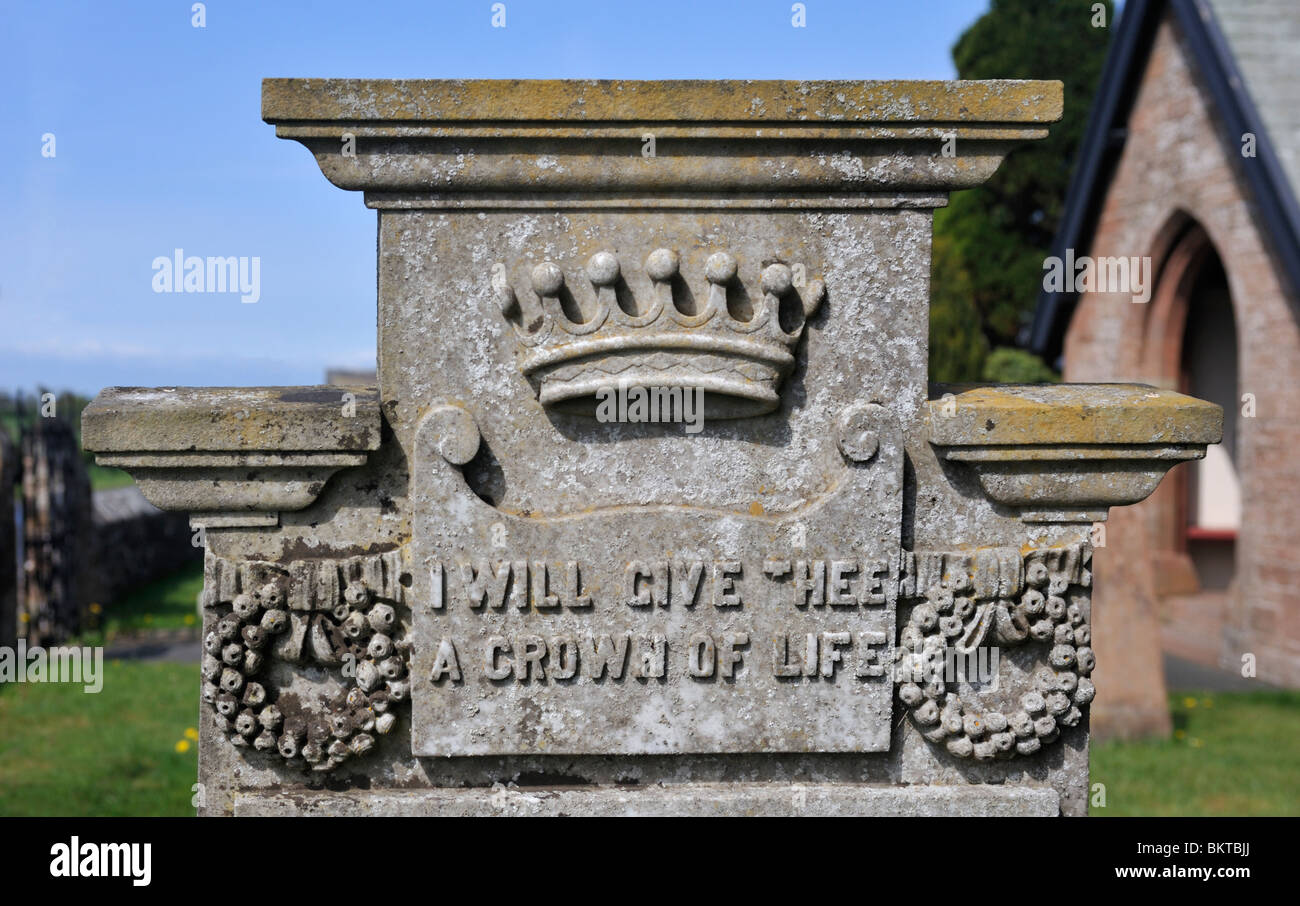 Pietra tombale, "Io ti darò la corona della vita". Chiesa di San Giovanni Battista, Blackford, Cumbria, Inghilterra, Regno Unito, Europa. Foto Stock