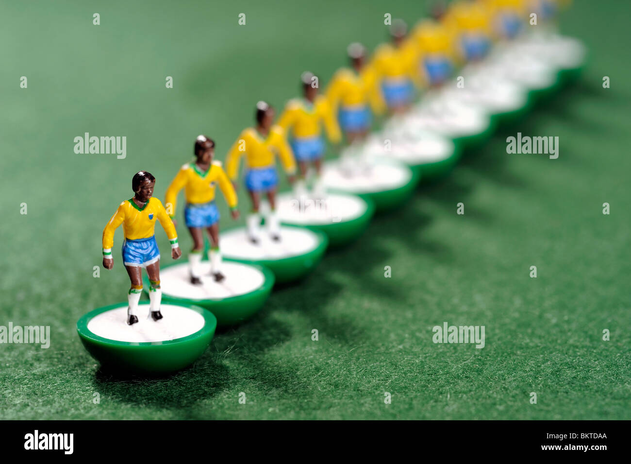 Il Brasile di coppa del mondo di calcio Subbuteo® i giocatori Foto Stock