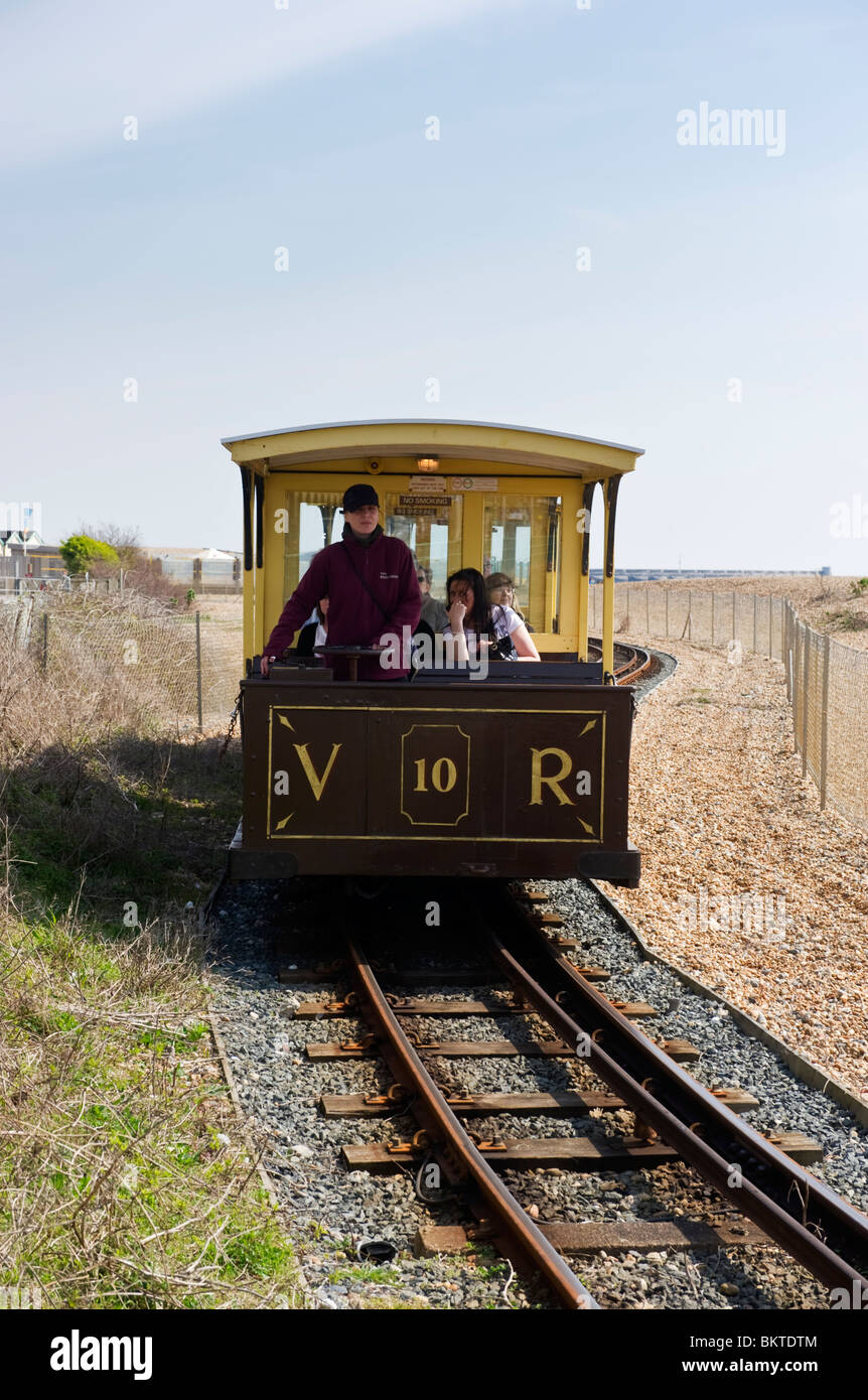 Un treno sul Volks a scartamento ridotto elettrica ferroviaria che corre lungo la Brighton Seafront Foto Stock