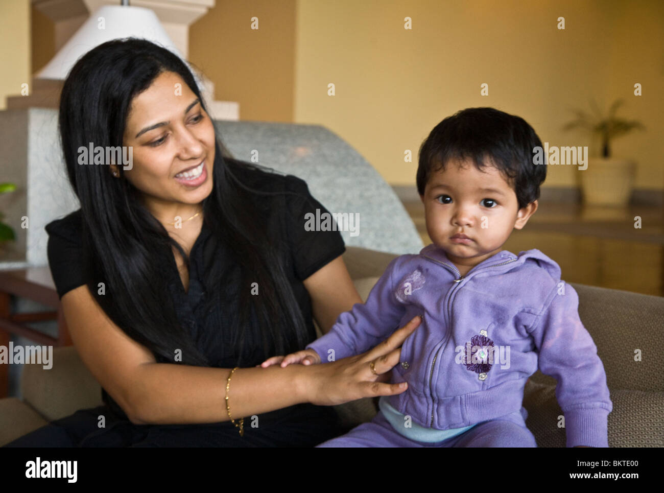 Una donna americana di etnia indiana con la sua adozione il nepalese Baby girl - KATHAMANDU VALLEY, NEPAL Foto Stock