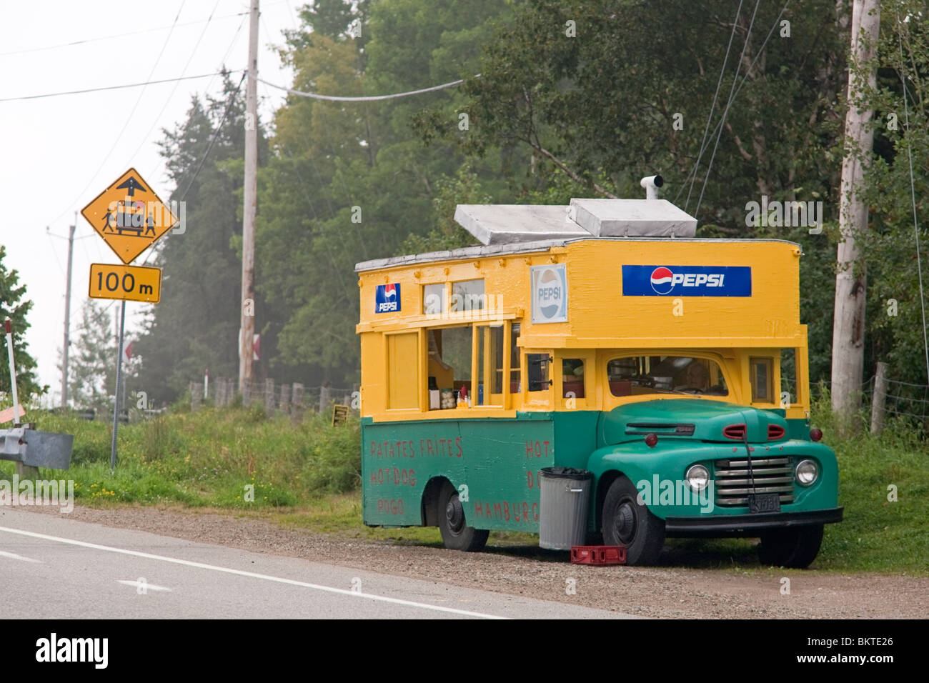 Old Ford Truck utilizzato come il fast food in uscita. Charlevoix. Quebec. Foto Stock