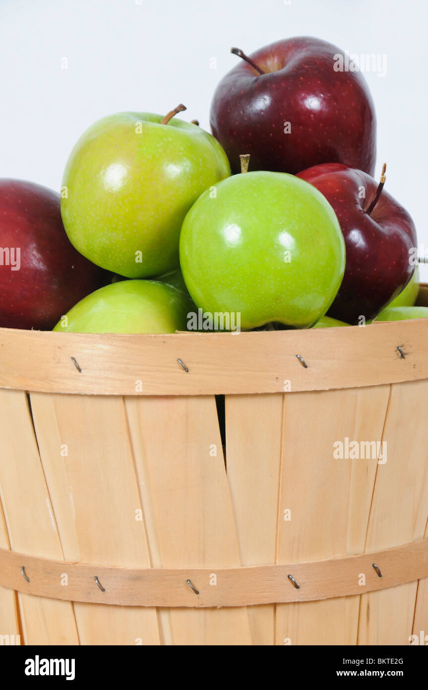 Le mele in un cesto Foto Stock