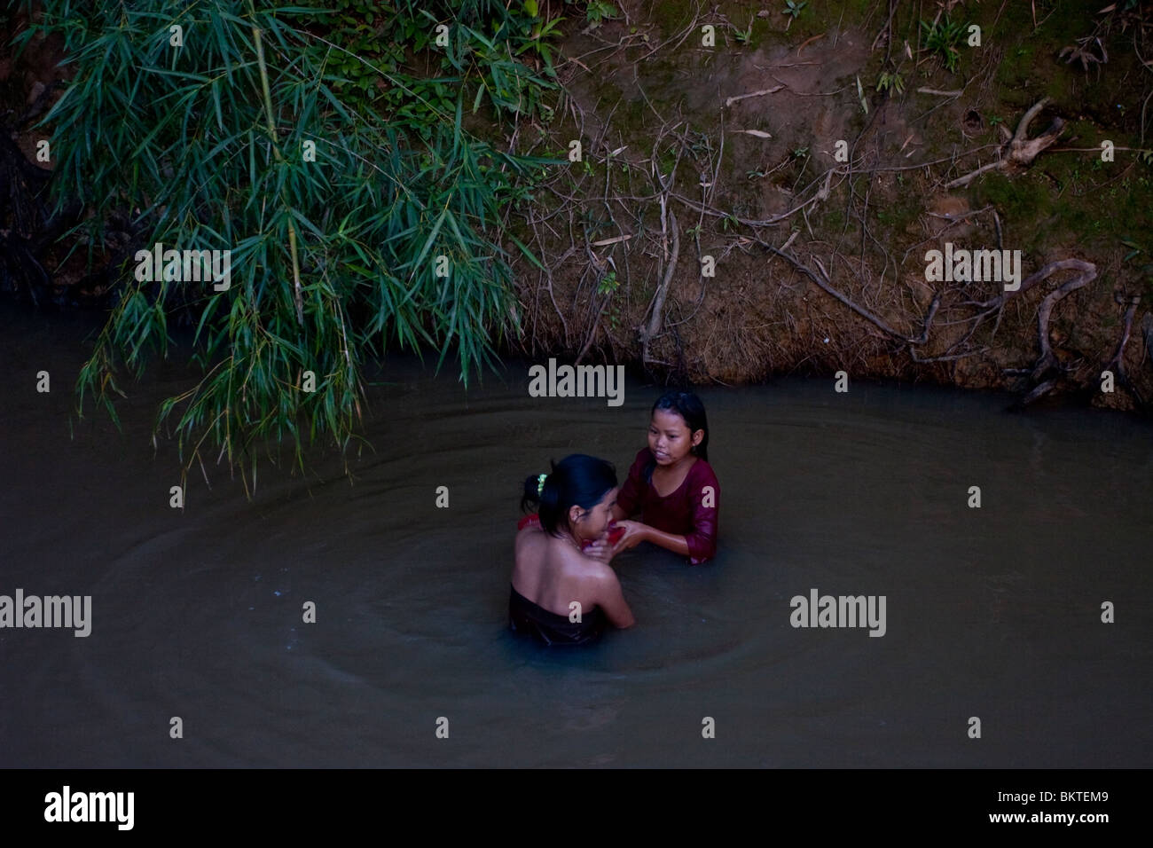 In Laos, bambini bagnarsi in un piccolo ruscello. Foto Stock