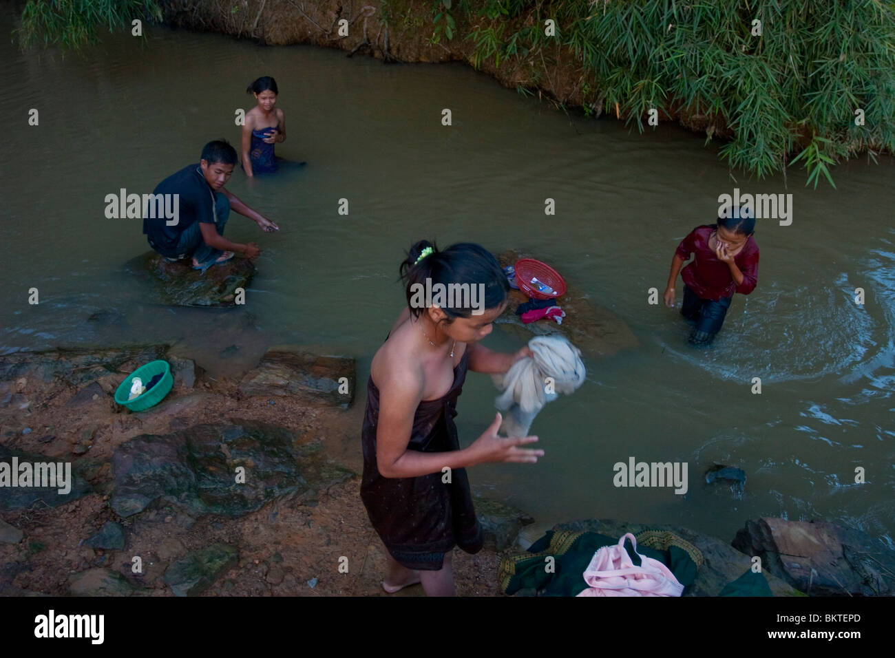 In Laos, persone si bagnano in un piccolo ruscello. Foto Stock